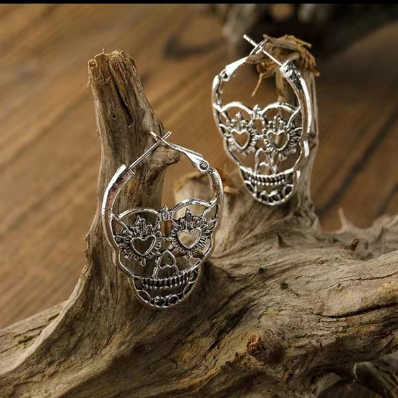 NIP Silvertone Skull Earrings - Picture 3 of 3